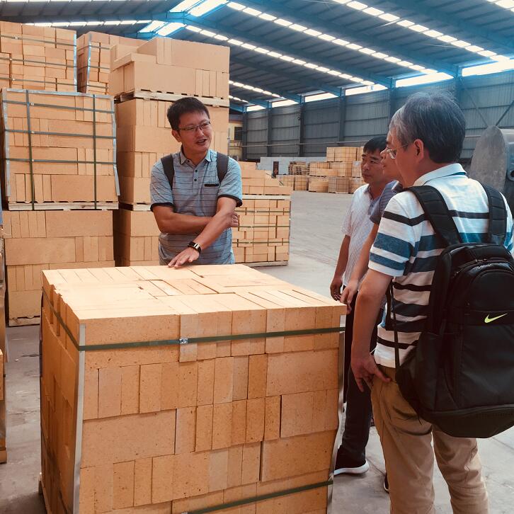 客户亲临高铝砖生产现场考察，共鉴耐火砖卓越品质